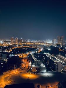 Nespecifikovaný výhled na destinaci Dubaj nebo výhled na město při pohledu z apartmánu