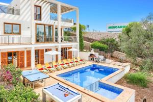 Bazén v ubytování Villa Cala Nit by Villa Plus nebo v jeho okolí