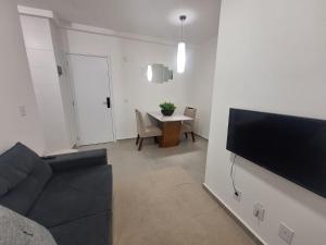 TV a/nebo společenská místnost v ubytování Apartamento com suíte