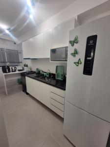 Kuchyň nebo kuchyňský kout v ubytování Apartamento com suíte