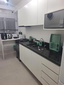 Kuchyň nebo kuchyňský kout v ubytování Apartamento com suíte