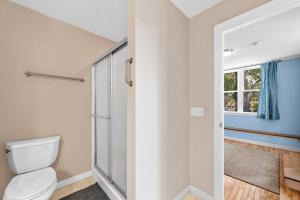 Ένα μπάνιο στο Brookside Bungalow +26 φωτογραφίες