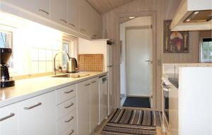 Kuchyň nebo kuchyňský kout v ubytování 3 Bedroom Beautiful Home In Nexø