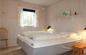 Postel nebo postele na pokoji v ubytování 3 Bedroom Beautiful Home In Nexø