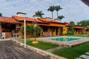 a house with a swimming pool in front of it at Casa Cabo Frio - Ogiva in Cabo Frio