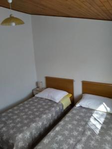 two beds sitting next to each other in a room at House Nature park in Sali