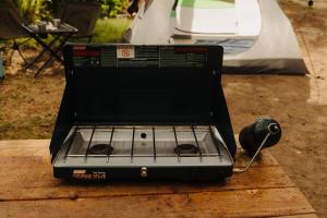 卡胡卢伊Budget Hack Maui SUV camping的木桌旁的炉灶