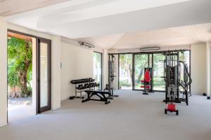 ein Fitnessstudio mit Laufbändern und Geräten in einem Raum in der Unterkunft VOI Floriana Resort in Simeri Mare