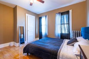 奇科皮Charming Chicopee Getaway的一间卧室，配有一张大床和一扇窗户。