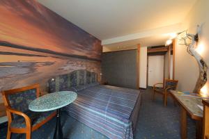 a hotel room with a bed and a painting on the wall at Hotel Catullo in Sirmione