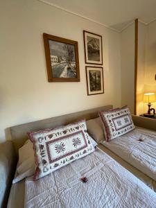 una camera con un letto e due cuscini sopra di Appartamento Rin, Livigno a Livigno