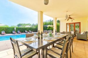Bazén v ubytovaní Villa Casa de Pedra by Villa Plus alebo v jeho blízkosti