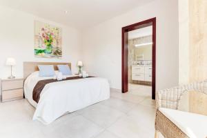 Postel nebo postele na pokoji v ubytování Villa Casa de Pedra by Villa Plus + 20 fotografií