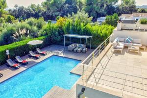 Bazén v ubytovaní Villa Casa de Pedra by Villa Plus alebo v jeho blízkosti