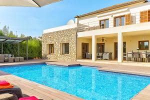 Bazén v ubytovaní Villa Casa de Pedra by Villa Plus alebo v jeho blízkosti