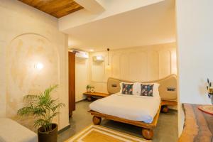 Giường trong phòng chung tại La Vaiencia luxury apartments - Siolim