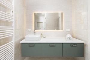 a bathroom with a sink and a mirror at Sublime 3P à la frontière de Monaco in Beausoleil