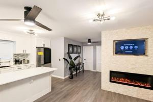 una cucina e un soggiorno con camino di Elenas Modern 2BR Comfy Home a San Ignacio