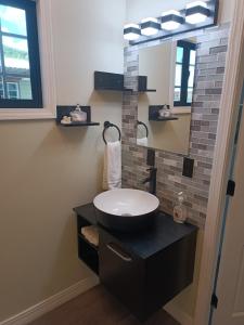un bagno con lavandino e specchio di Elenas Modern 2BR Comfy Home a San Ignacio Altre 28 foto