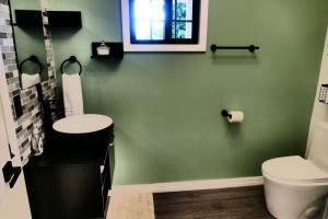 Bagno di Elenas Modern 2BR Comfy Home