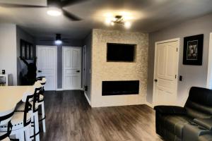 un soggiorno con divano e camino di Elenas Modern 2BR Comfy Home a San Ignacio