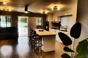Cucina o angolo cottura di Elenas Modern 2BR Comfy Home