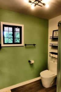 bagno verde con servizi igienici e finestra di Elenas Modern 2BR Comfy Home a San Ignacio