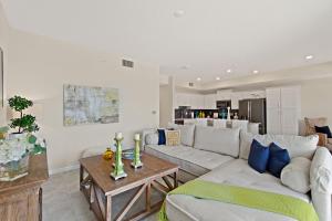 基西米Tranquility At Storey Lake By Shine Villas #828的客厅里有一张沙发和一张桌子。