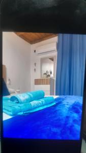 vistas a una cama con sábanas azules en La fragua, en Granada