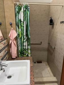 バンドンにあるRaben Houseの洗面台とシャワー付きのバスルーム +14枚の写真