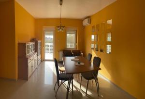a kitchen and dining room with a table and chairs at Pronto in Kikinda