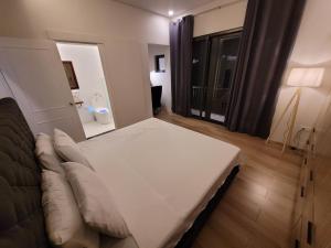 Un dormitorio con una cama y un baño con inodoro. en Ganada Presidential Suite room 가나다 스위트, en Ángeles