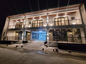 un gran edificio por la noche con luces en Ganada Presidential Suite room 가나다 스위트, en Ángeles