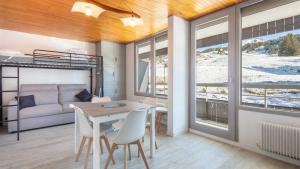 Habitación con mesa de comedor y litera en Les Carlines N 412 - ST5, en Chamrousse
