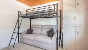 una sala de estar con una litera y un sofá en Les Carlines N 412 - ST5, en Chamrousse