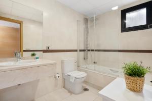 Kúpeľňa v ubytovaní Alamar apartment in La Cala de Mijas by Costarentals - Ref 38