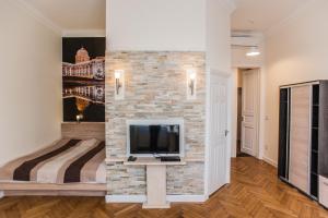 Televízia a/alebo spoločenská miestnosť v ubytovaní All In Apartman