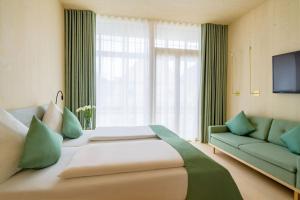 Postel nebo postele na pokoji v ubytování Hotel Krone Oettingen