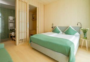 Postel nebo postele na pokoji v ubytování Hotel Krone Oettingen