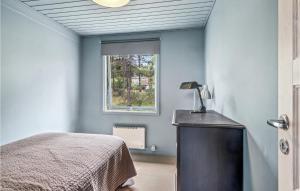 Postel nebo postele na pokoji v ubytování Cozy Home In Sjællands Odde
