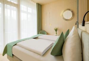 Postel nebo postele na pokoji v ubytování Hotel Krone Oettingen