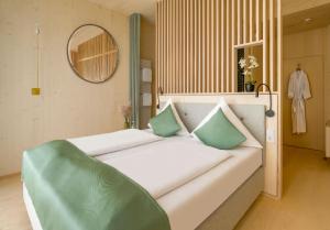 Postel nebo postele na pokoji v ubytování Hotel Krone Oettingen