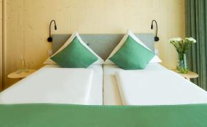 Postel nebo postele na pokoji v ubytování Hotel Krone Oettingen