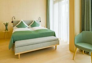 Postel nebo postele na pokoji v ubytování Hotel Krone Oettingen