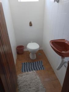 ein Badezimmer mit Toilette und Waschbecken in der Unterkunft Hotel Pousada Liberdade in Pindamonhangaba + 31 Fotos