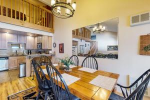 Η κουζίνα ή μικρή κουζίνα στο Donner Lake Retreat +23 φωτογραφίες