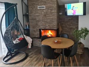 TV a/nebo společenská místnost v ubytování MONTEKARLO NA DRINI