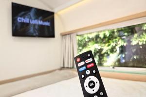 a remote control sitting in front of a window at Trailer Experience - Moradas Campeche Pé na Areia in Florianópolis