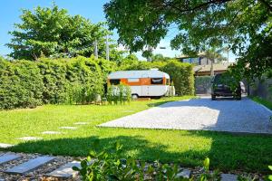 an rv parked in a yard with a driveway at Trailer Experience - Moradas Campeche Pé na Areia in Florianópolis