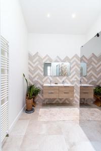 un baño con lavabo y espejo en Merveille des Chartrons, en Burdeos
